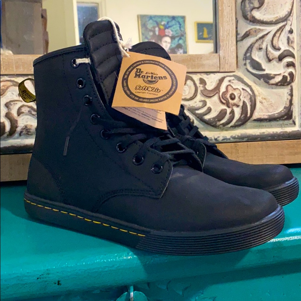 Brand New Dr. Martens lace up SoftWair Sz 8
